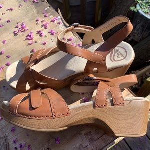 Dansko tan platform sandals. Size 10, 41 UK